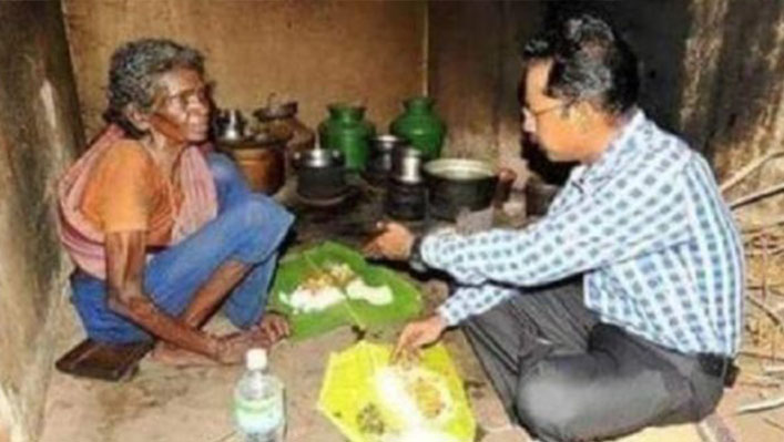 এক বৃদ্ধা মায়ের ঘরে হঠাৎ ঢুকলেন ডিএম সাহেব,তার হাতে খাবার খেলেন এবং সারাজীবন ইন্দিরা আবাস স্কিমের ঘর ও বৃদ্ধা পেনশন এর দায়িত্ব নিলেন