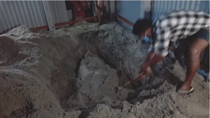 বরগুনায় মাটি খুঁড়ে পাওয়া গেল মা-মেয়ের লাশ