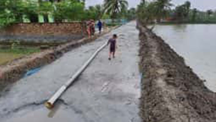 সাতক্ষীরায় চেয়ারম্যানের নির্দেশে জনবসতি এলাকা থেকে বালু উত্তোলন