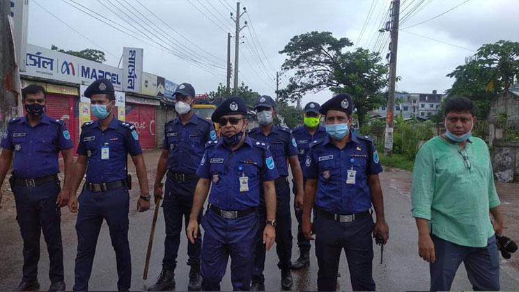 শরীয়তপুরে লকডাউন বাস্তবায়নে কঠোর অবস্থানে পুলিশ