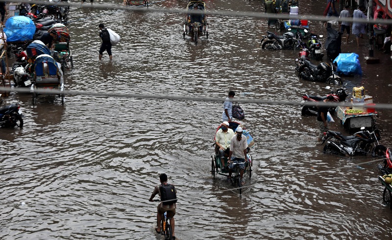 রাজধানীতে বৃষ্টি, গলিতে গলিতে হাঁটু পানি