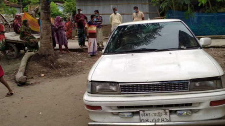 সাদা রঙের প্রাইভেটকার ঘিরে রহস্য