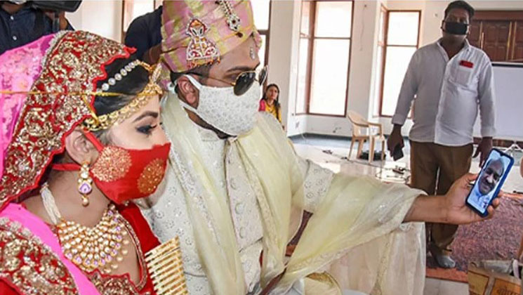 চশমা ছাড়া খবরের কাগজ পড়তে পারেননি হবু বর, বিয়েই ভেস্তে দিলেন কনে!