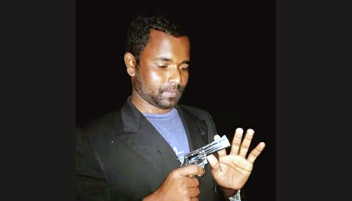 যুবকের হাতে পিস্তল, ছবি ভাইরাল