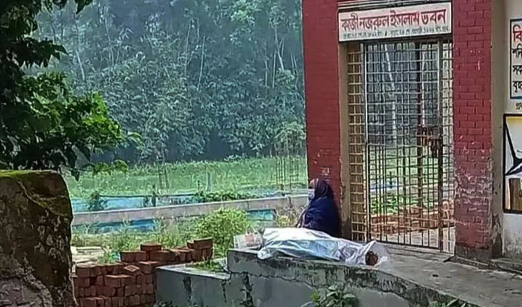 আসেনি কেউ, স্বামীর মরদেহের পাশে একাকী স্ত্রীর রাত কাটল শ্মশানে