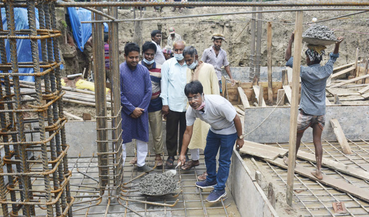 বাগমারায় দাউদপুর সরকারী প্রাথমিক বিদ্যালয়ের বেজ ঢালাইয়ের উদ্বোধন