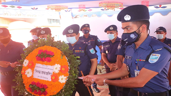 শোলাকিয়ায় জঙ্গি হামলায় নিহতদের স্মরণে পুলিশের শ্রদ্ধা 