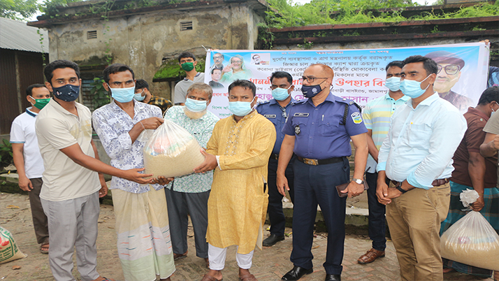 সরিষাবাড়ীতে পরিবহন শ্রমিকদের মাঝে খাদ্য সামগ্রী বিতরণ
