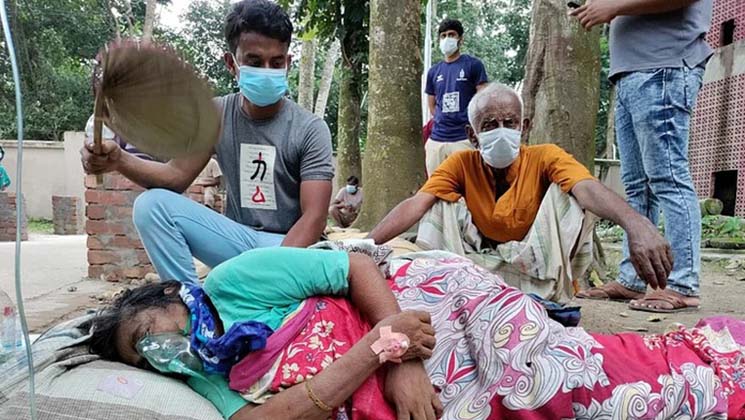 হাসপাতালে জায়গা না পেয়ে বাড়িতে ফিরে গেলেন সেই রিনা বেগম