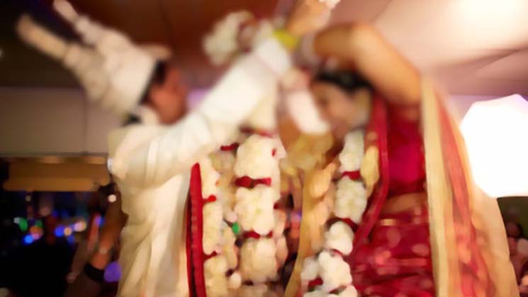 পুত্রবধূ অপছন্দ, মালাবদলের সময় ছেলেকে জুতো খুলে মারলেন মা!