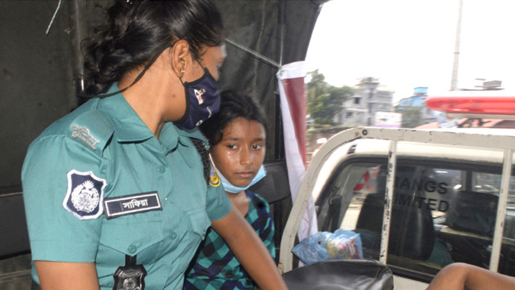 রাস্তায় প্রকাশ্যে শিশু গৃহকর্মীকে মারধর করলেন ওসির স্ত্রী