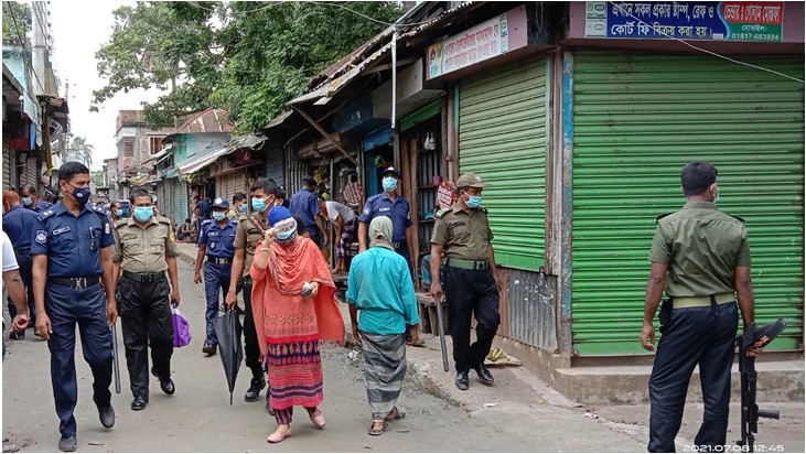 হেলমেট না পরায় পুলিশ কর্মকর্তাকে ২০ টাকা জরিমানা