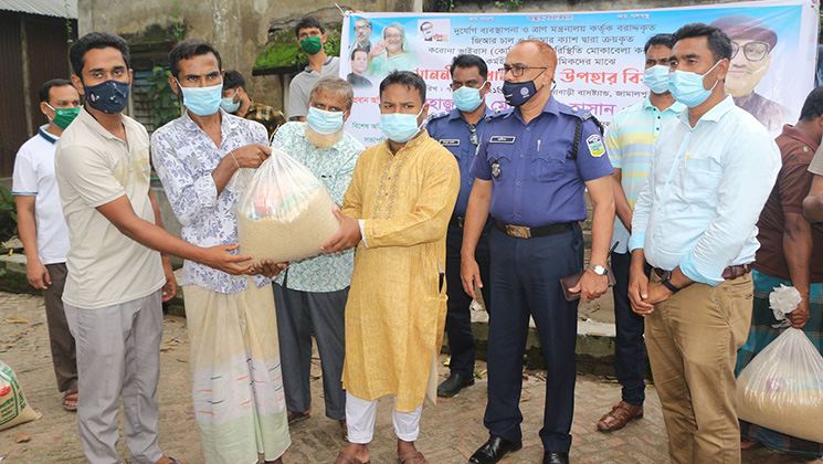 সরিষাবাড়ীতে কর্মহীন পরিবহন শ্রমিকদের মাঝে খাদ্য সামগ্রী বিতরণ