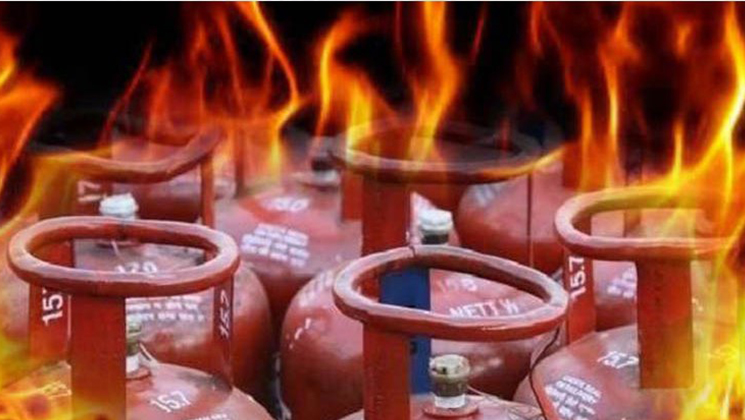 সাতকানিয়ায় সিলিন্ডার লিকেজ থেকে আগুন, দগ্ধ ৫