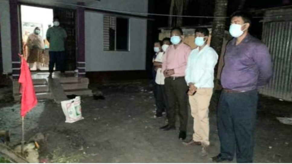 রাতের আধারে করোনা রোগীদের বাড়ি সরকারি উপহার 