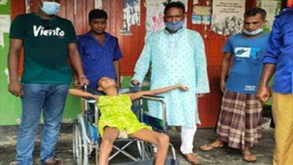 সয়দাবাদের চেয়ারম্যান নবীদুল প্রতিবন্ধীদের হুইল চেয়ার বিতরণ করেন