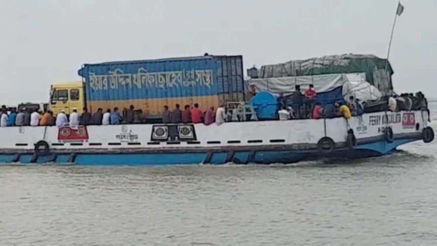 বন্ধ ঘোষণার পরও শিমুলিয়া-বাংলাবাজার নৌরুটের ফেরিতে যাত্রীদের ভিড়