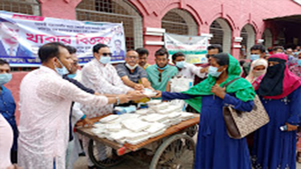 ফরিদপুরে অসহাদের মাঝে স্বেচ্ছাসেবক দলের খাবার বিতরণ