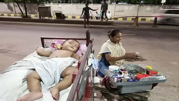 ‘পোলা লইয়্যা পুলিশের দৌড়ানি খাইয়াও দোকান খুলি’