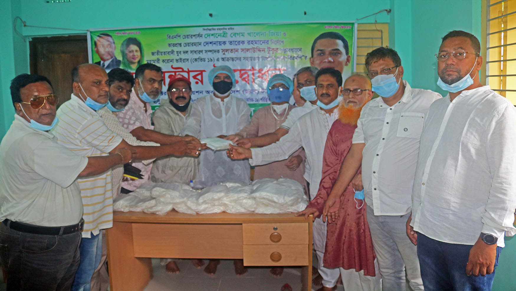 করোনায় আক্রান্তদের সহায়তায় টাঙ্গাইল বিএনপির হেল্প সেন্টার 