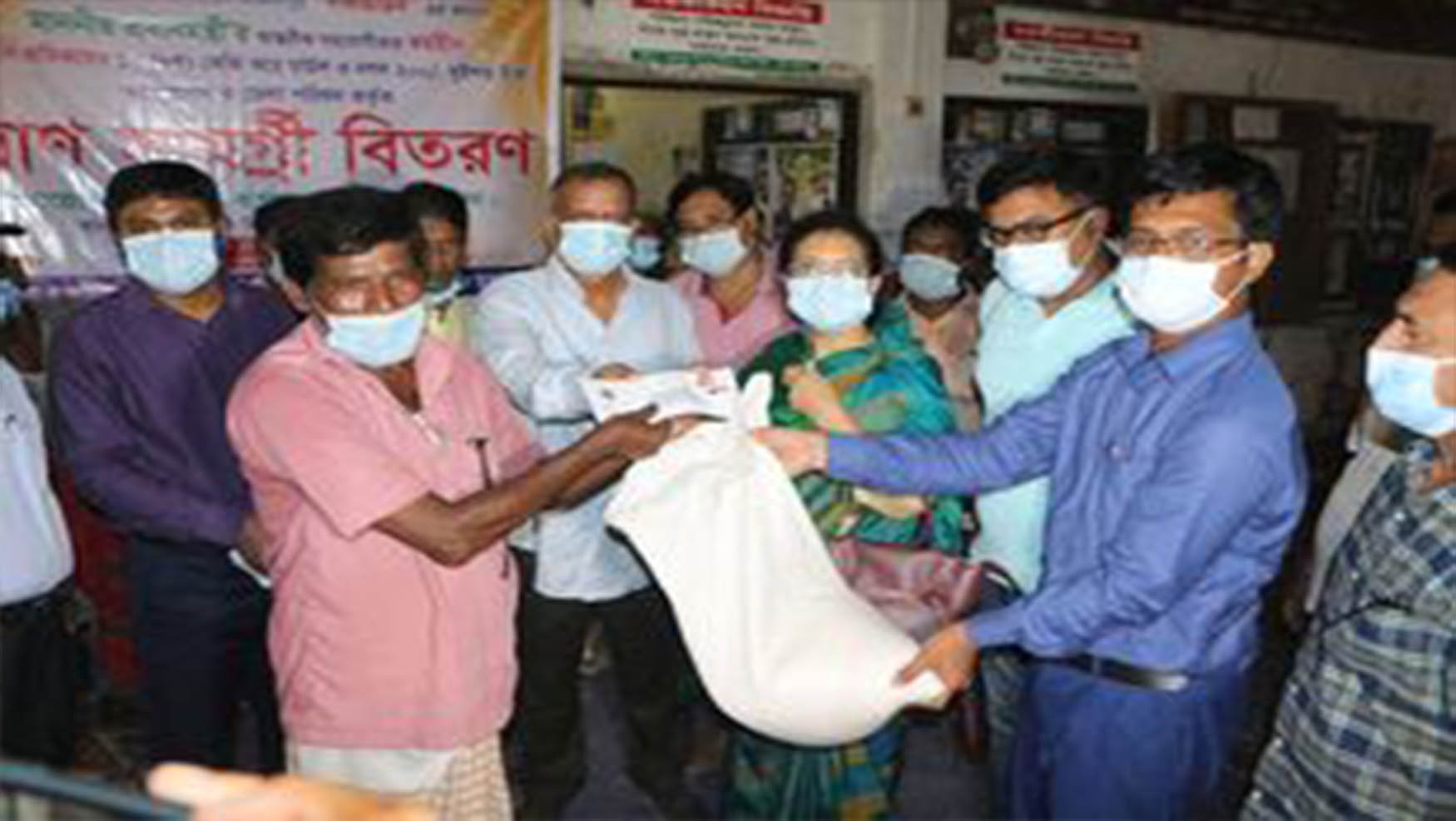 জামালপুরে পরিবহন শ্রমিকদের মাঝে প্রশাসনের ত্রাণ বিতরণ