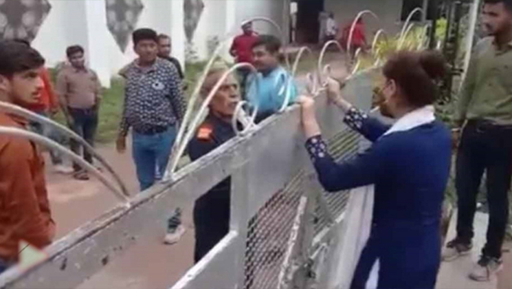 প্রেমিক অন্য মেয়েকে বিয়ে করছে, গেটের বাইরে দাঁড়িয়ে প্রেমিকার আহাজারি
