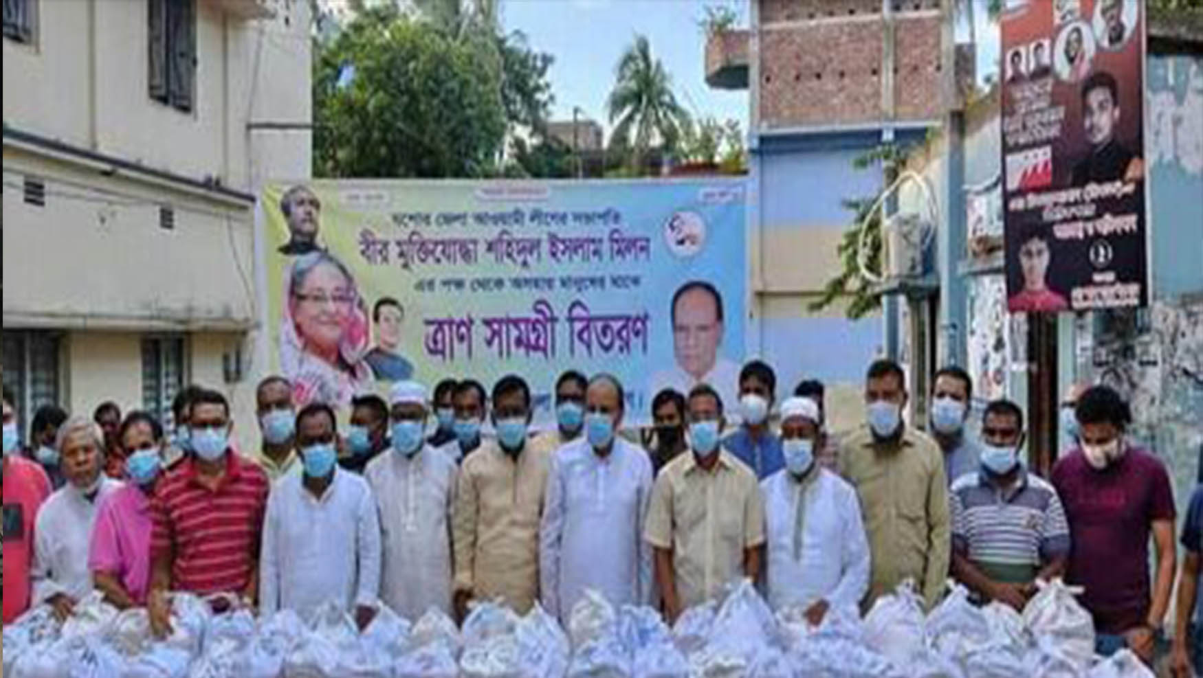 সাংসদ কাজী নাবিলের পক্ষ থেকে ত্রাণ বিতরণ 