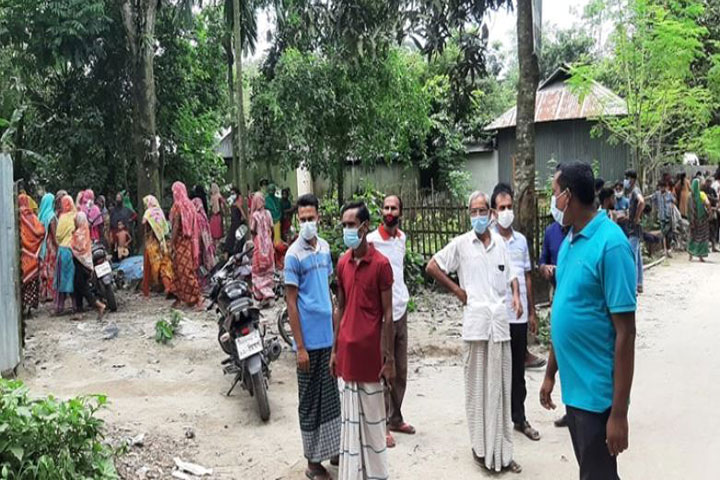 রাতে বিধবার বাড়িতে ফুটবল খেলা দেখতে যায় যুবক, অতঃপরdiv class=