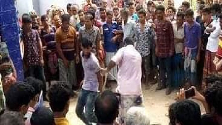 যুবকের গলায় জুতার মালা পরিয়ে গ্রাম ঘুরালেন মাতব্বরা 