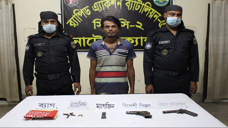 নওগাঁর পিস্তল ও ওয়ান শুটারগানসহ অস্ত্র ব্যবসায়ী আটক