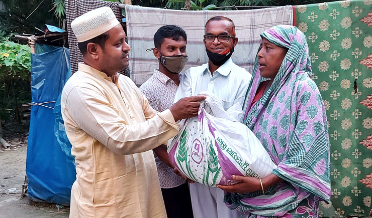 বাগমারায় এমপি’র পক্ষে বাড়ি বাড়ি ত্রাণ পৌঁছে দিচ্ছেন আ’লীগ নেতা জিল্লুর
