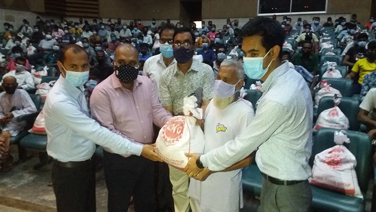 সিরাজগঞ্জে দোকান কর্মচারীদের মাঝে খাদ্যের সহায়তা  প্রদান