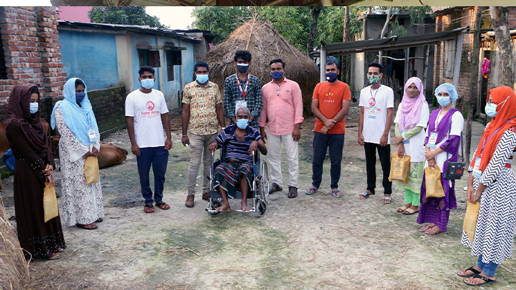 পঙ্গু ব্যক্তির বাড়ি হুইলচেয়ার নিয়ে হাজির হলো ‘আমরা করব জয়’