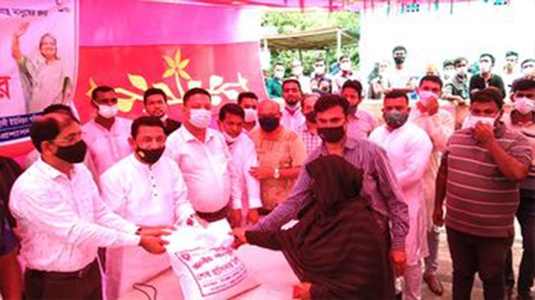 লক্ষ্মীপুরে প্রধানমন্ত্রীর উপহার বিতরণ করেন নুরউদ্দিন চৌধুরী নয়ন 