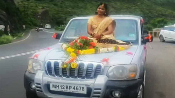 গাড়ির উপরে বসে বিয়ের আসরে যাওয়ার পথে গ্রেফতার কনে! (ভিডিও)
