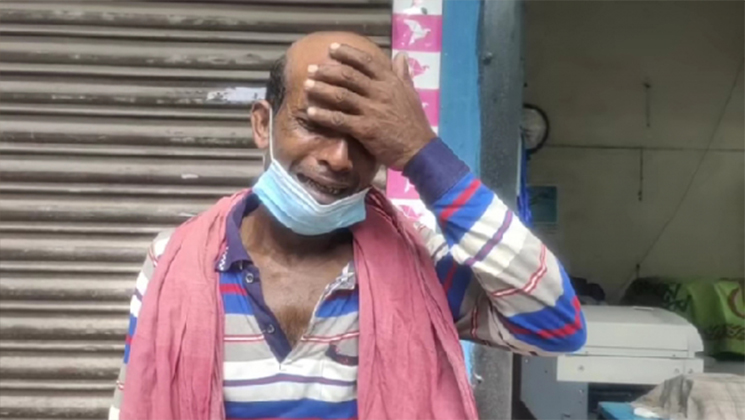 টাকা না দেয়ায় বাবার সামনেই ছেলের লাশ থেকে চামড়া তুলে ফেললেন ডোম