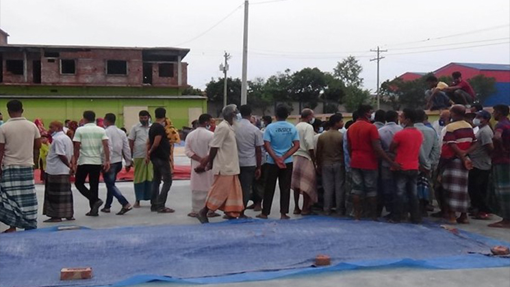 মোবাইলে ২ ভাইয়ের গেম খেলার কারণে মাকে পিটিয়ে মারলেন বাবা