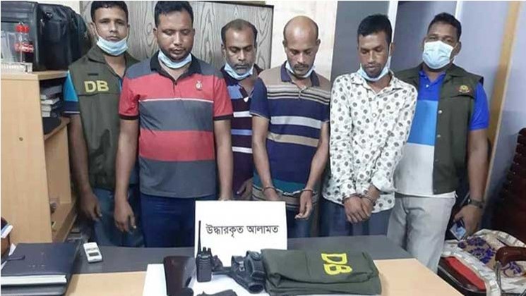 ডিবি পরিচয়ে ডাকাতি করতো ওরা