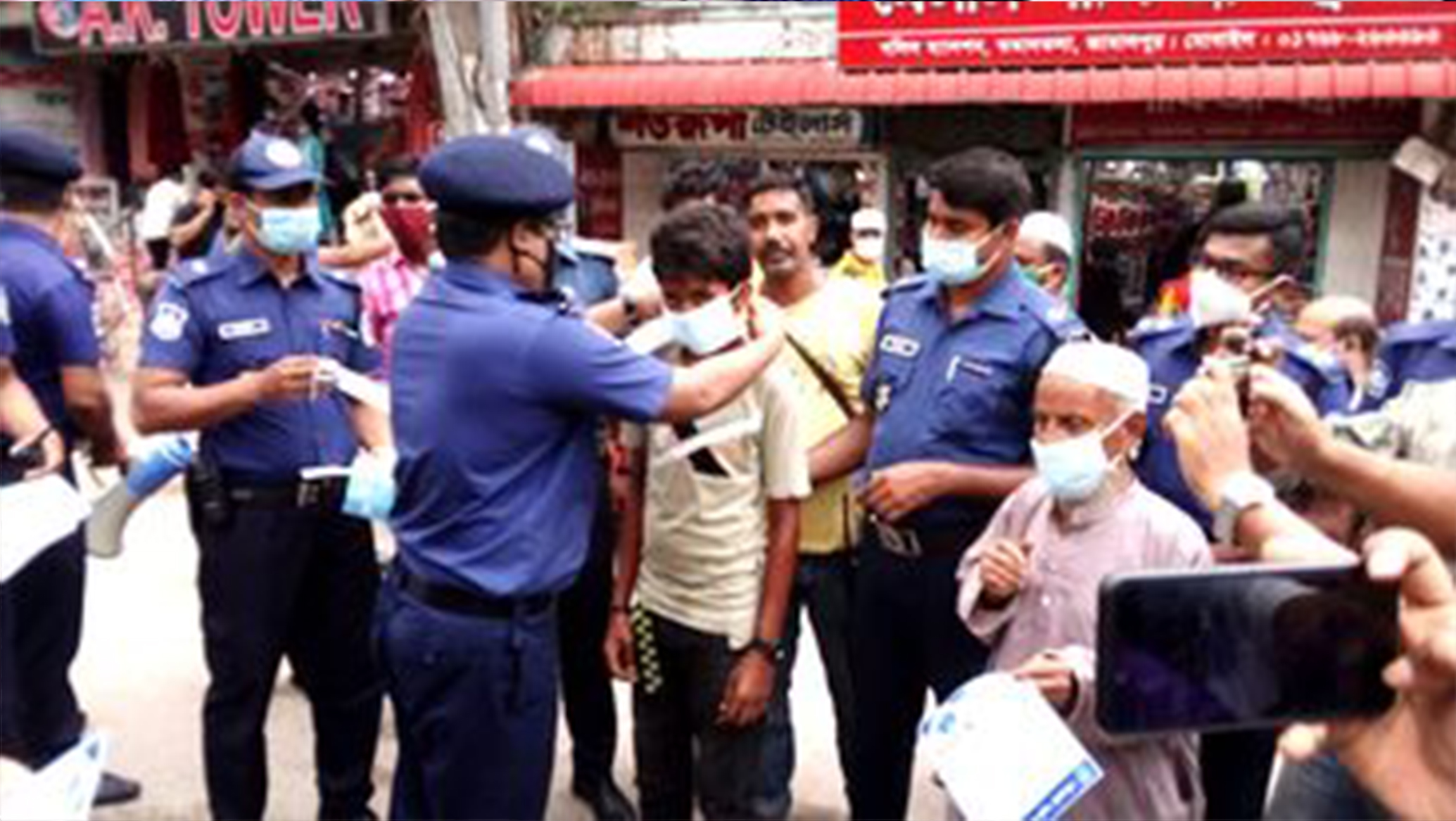 জামালপুরে পুলিশ প্রশাসনের মাস্ক বিতরণ