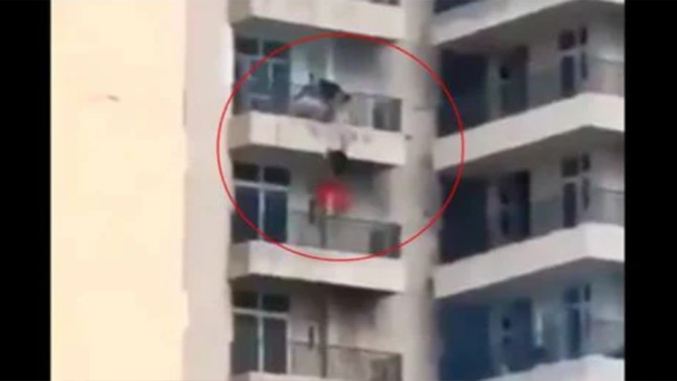 স্বামীর হাত ফস্কে ১০ তলা থেকে মাটিতে স্ত্রী (ভিডিও)