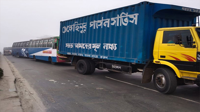লকডাউন তুলে নেয়ায় পাটুরিয়া ঘাটে ভিড়