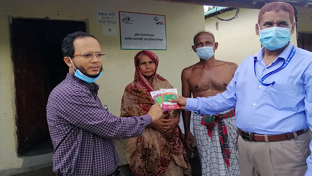 ঝিনাইদহে আশ্রয়ন প্রকল্পের বাসিন্দাদের বীজ বিতরণ
