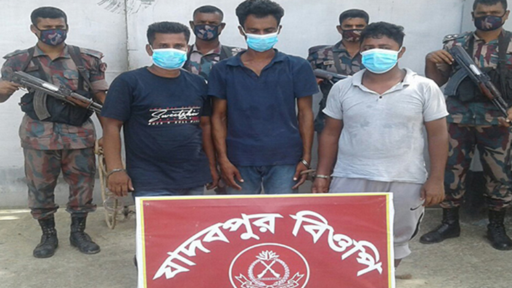 মহেশপুর সীমান্তে  ৫ জন আটক