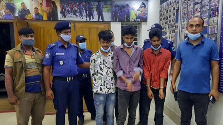 পরকীয়ার ফাঁদে ফেলে গৃহবধূকে গণধর্ষণ, প্রেমিকসহ গ্রেফতার ৩
