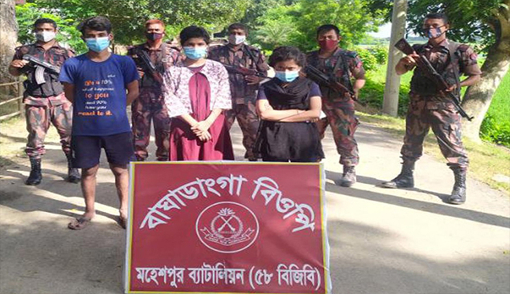 মহেশপুর সীমান্তে অবৈধ পারাপারে আটক ৩ 