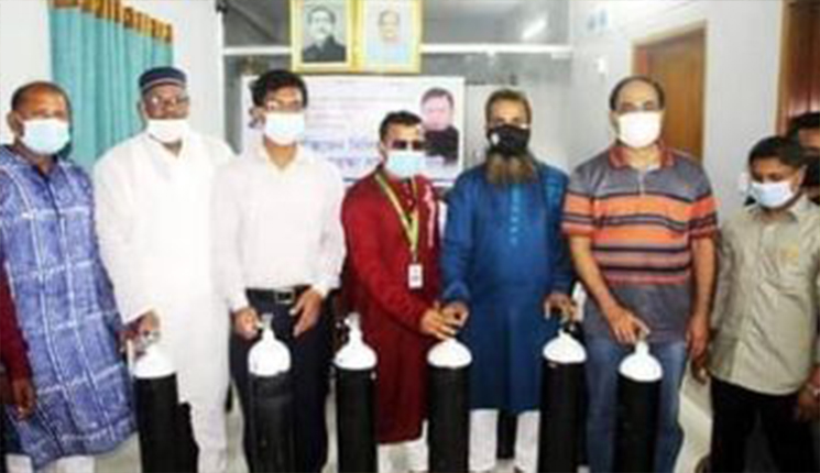 জামালপুরে অক্সিজেন সিলিন্ডার দিলেন সাংসদ মোজাফ্ফর 