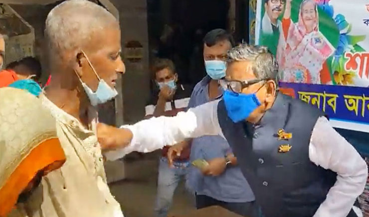 ত্রাণ নিতে আসা বৃদ্ধকে ঘুষি মারলেন কাদের মির্জা