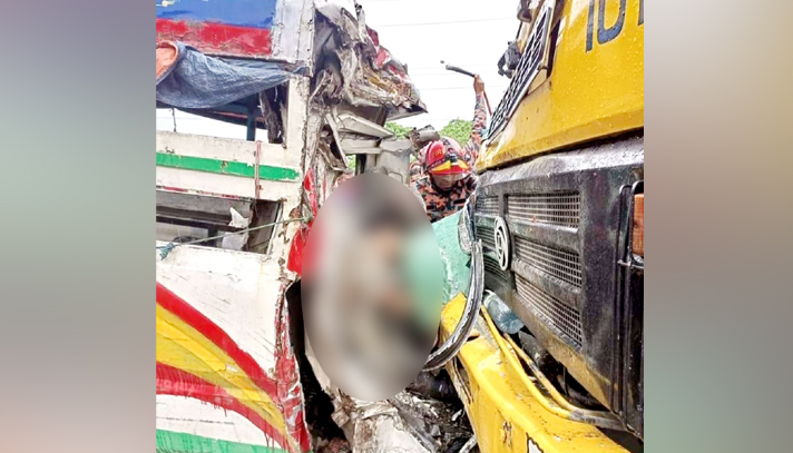 কাভার্ডভ্যান-লেগুনার মুখোমুখি সংঘর্ষে ৩ জন নিহত