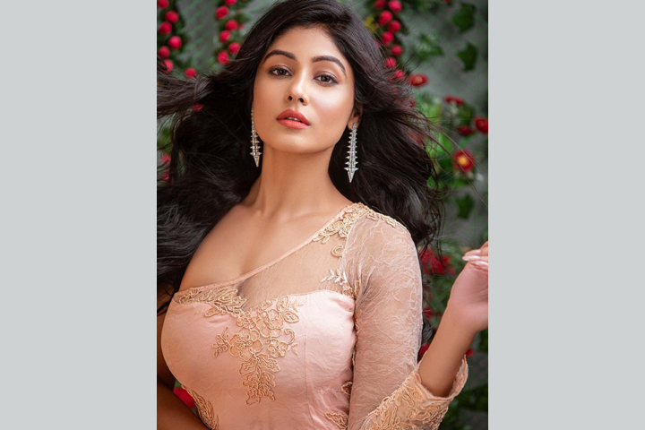 কালো অন্তর্বাস আর লাল প্যান্টে উষ্ণতা ছড়াচ্ছেন মধুরিমা (ভিডিও)