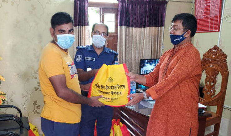 বাগমারায় দুস্থদের মাঝে জেলা পুলিশের ঈদ উপহার বিতরণ